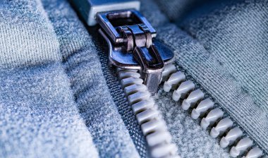 Fermuar dişlerini ve spor kıyafetlerinin kumaş liflerini kapat..