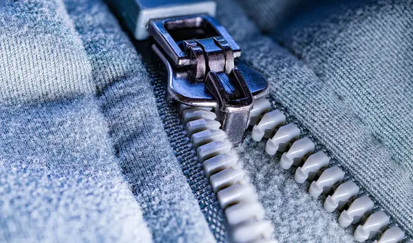 Fermuar dişlerini ve spor kıyafetlerinin kumaş liflerini kapat..