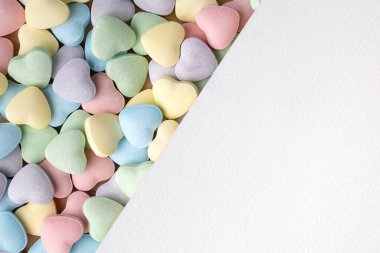 Pastel şeker sohbeti kalpler günü arkaplanı boş beyaz kartla