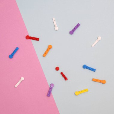 Kan şekeri izleme ve diyabet yönetimi için mızraklar ve test şeritleri.