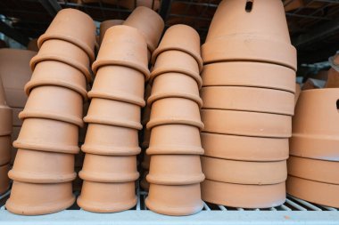 Çeşitli büyüklükteki terracotta saksıları satılık, bahçe bakkalı.