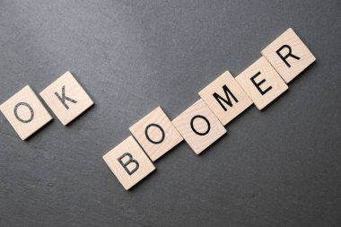 Tamam Boomer, siyah arkaplanda harflerle tahta bloklar..