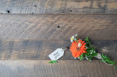 Teşekkürler, mesaj notu. Taze çiçek buketiyle..