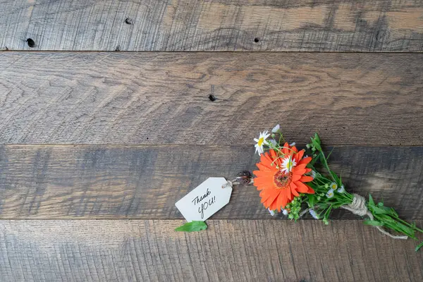 Teşekkürler, mesaj notu. Taze çiçek buketiyle..