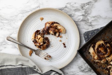 Küçük çikolatalı tarçınlı çörekler, düğümler ya da mermer kaplamalı yeni pişmiş kıvrımlar..