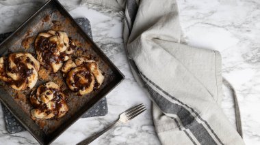 Küçük çikolatalı tarçınlı çörekler, düğümler ya da mermer kaplamalı yeni pişmiş kıvrımlar..