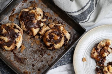 Küçük çikolatalı tarçınlı çörekler, düğümler ya da mermer kaplamalı yeni pişmiş kıvrımlar..