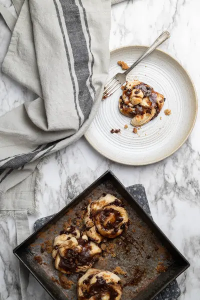 Küçük çikolatalı tarçınlı çörekler, düğümler ya da mermer kaplamalı yeni pişmiş kıvrımlar..