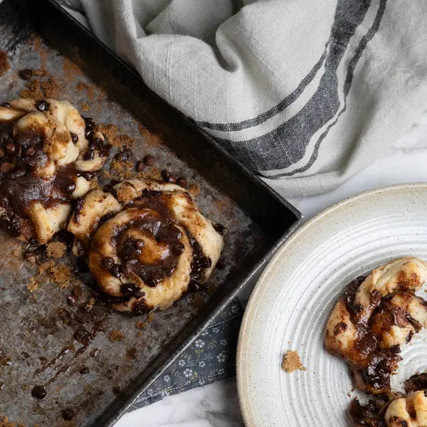 Küçük çikolatalı tarçınlı çörekler, düğümler ya da mermer kaplamalı yeni pişmiş kıvrımlar..