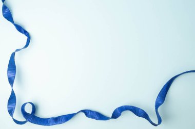 Mavi kurdele çerçeve kenarlıklı mavi arkaplan, boşluğu kopyala