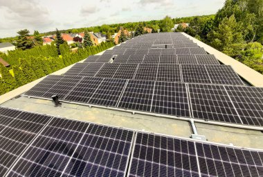Elektrik üretimi için çatıda fotovoltaik güneş panelleri olan güneş enerjisi santralinin hava görüntüsü. temiz enerji ve yenilenebilir elektrik.
