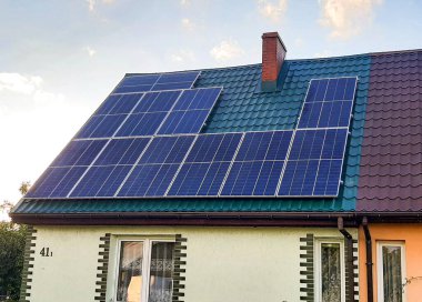 Evin çatısına sahip güneş panelleri