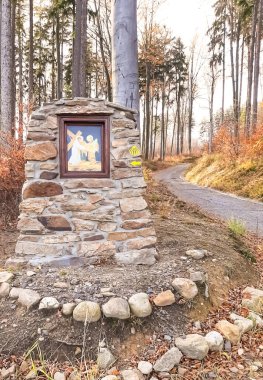 Ormanda ortasında bir simge olan bir taş.