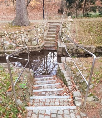 Merdivenli ve parmaklıklı gençlik havuzu