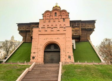 Merdivenleri olan eski bir ahşap kale, bir Kazak evi.