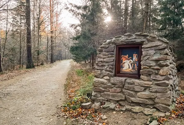 Ormanda ortasında bir simge olan bir taş.