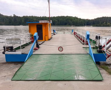 Açık bir yaz gününde küçük bir nehir geçidi