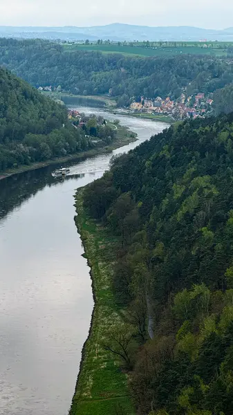 İsviçre Saksonya Nehri 'nin geniş dağ manzarası