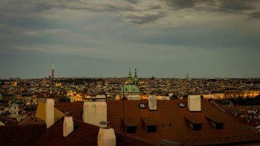 Güzel gece şehri Prag yukarıdan