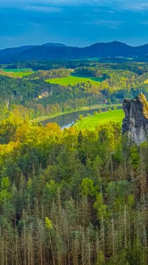 İsviçre Saksonya manzaralı kayalar ve düzlükler