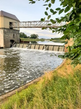Açık bir yaz gününde küçük bir baraj.