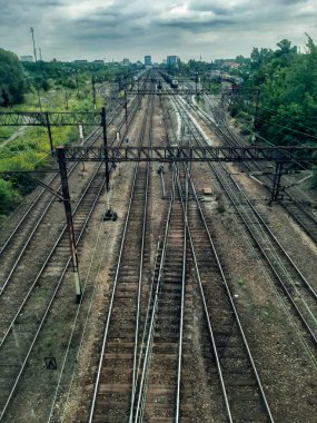 Baharda mavi gökyüzü ile büyük demiryolu kavşağı