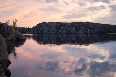 Khortitsa adası kayalar ve gün batımında Dinyeper nehri