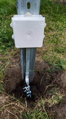 Güneş panellerinin yapısının beyaz bir kutuyla temellendirilmesi