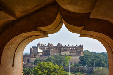 Hindistan, Madhya Pradesh 'teki Orchha Kalesi' nin manzarası..