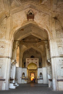 ORCHHA, MADHYA PRADESH, Hindistan - 27 ARALIK 2021: Orchha kalesi ve saray kompleksi, Madhya Pradesh, Hindistan.