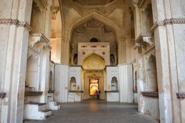 ORCHHA, MADHYA PRADESH, Hindistan - 27 ARALIK 2021: Orchha kalesi ve saray kompleksi, Madhya Pradesh, Hindistan.