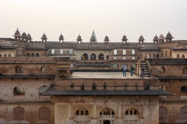 ORCHHA, MADHYA PRADESH, Hindistan - 27 ARALIK 2021: Orchha kalesi ve saray kompleksi, Madhya Pradesh, Hindistan.