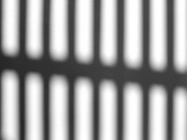 Beyaz duvar arka planında pencere gölgesi var. Güneş ışığı mimarisi arka planı.