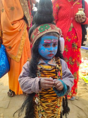 PRAYAGRAJ, UTTAR PRADESH, INDIA - 14 AĞUSTOS 2023: Hintli bir kız sanatçı Hindu tanrısı Maha Shivratri festivali vesilesiyle dini bir törene katıldı.