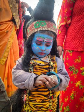 PRAYAGRAJ, UTTAR PRADESH, INDIA - 14 AĞUSTOS 2023: Hintli bir kız sanatçı Hindu tanrısı Maha Shivratri festivali vesilesiyle dini bir törene katıldı.