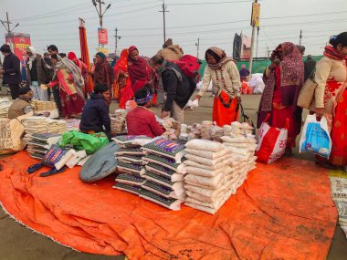 PRAYAGRAJ, UTTAR PRADESH, INDIA - 14 AĞUSTOS, 2023: Bu Hindistan 'daki tapınakların dışında bir dükkan, tapınak eşyaları ve makyaj malzemeleri bulabilirsiniz.