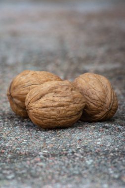 Çimento arka planında kuru ceviz