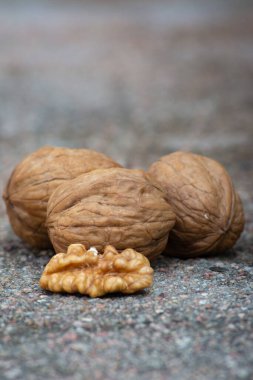 ceviz çekirdeği ve ceviz.