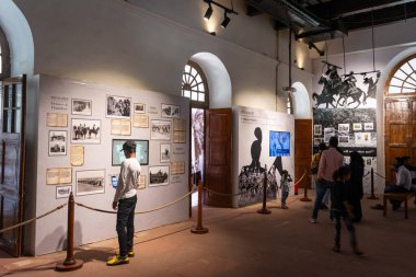 DELHI, Hindistan - 09 Mart 2022: Kırmızı Kale Müzesi 'nde turistler, içeriden çekilen fotoğraflar.