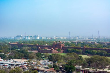 DELHI, INDIA - 09 Mart 2022: Jama Mescidi Camii 'ndeki bir minareden kırmızı kalenin görüntüsü.