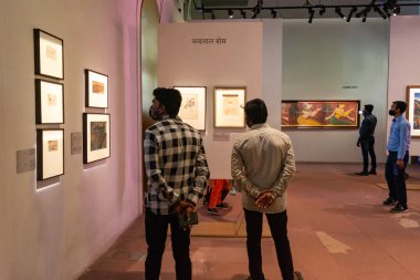 DELHI, Hindistan - 09 Mart 2022: Kırmızı Kale Müzesi 'nde turistler, içeriden çekilen fotoğraflar.