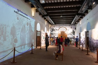 DELHI, Hindistan - 09 Mart 2022: Kırmızı Kale Müzesi 'nde turistler, içeriden çekilen fotoğraflar.