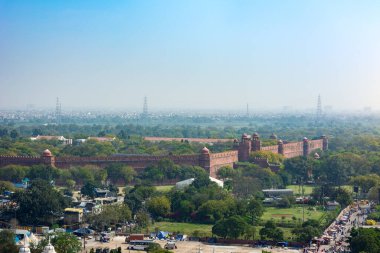 DELHI, INDIA - 09 Mart 2022: Jama Mescidi Camii 'ndeki bir minareden kırmızı kalenin görüntüsü.
