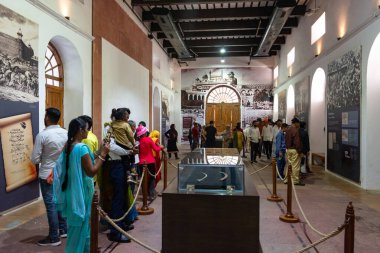 DELHI, Hindistan - 09 Mart 2022: Kırmızı Kale Müzesi 'nde turistler, içeriden çekilen fotoğraflar.