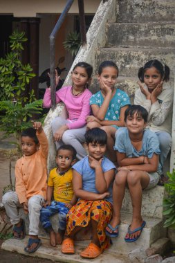 TIKAMGARH, MADHYA PRADESH, Hindistan - 10 NİSAN 2025: mutlu Hintli çocuklar grubu.