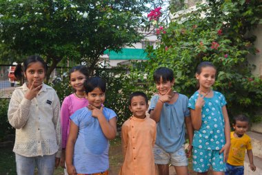 TIKAMGARH, MADHYA PRADESH, Hindistan - 10 NİSAN 2025: mutlu Hintli çocuklar grubu.