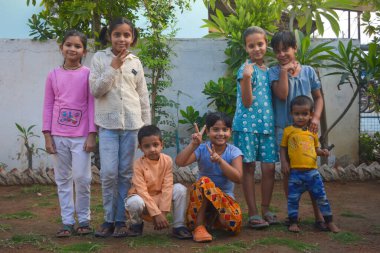 TIKAMGARH, MADHYA PRADESH, Hindistan - 10 NİSAN 2025: mutlu Hintli çocuklar grubu.