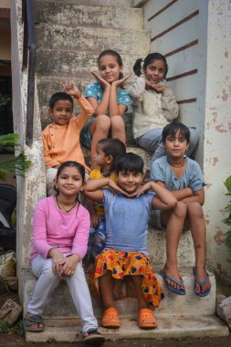 TIKAMGARH, MADHYA PRADESH, Hindistan - 10 NİSAN 2025: mutlu Hintli çocuklar grubu.