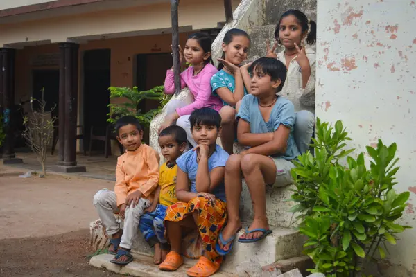 TIKAMGARH, MADHYA PRADESH, Hindistan - 10 NİSAN 2025: mutlu Hintli çocuklar grubu.