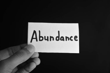 Kağıtlı bir el ele tutuşun. Üzerinde 